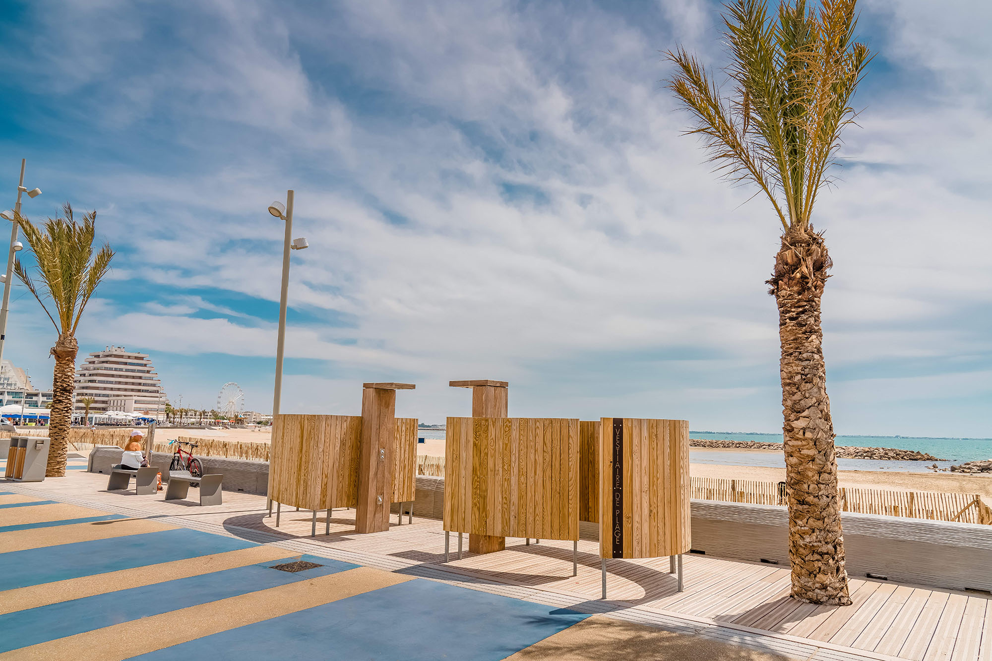 Découvrez les mobiliers de ville Onlywood : vestiaires de change, douches extérieures, rinces-pieds économes en eau, corbeilles et abris de tri, consignes connectées. Des solutions durables, esthétiques et fonctionnelles pour aménager vos espaces publics.